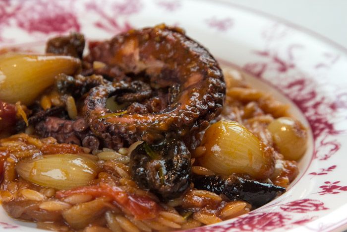 χταπόδι νηστίσιμο με κοφτό μακαρόνι